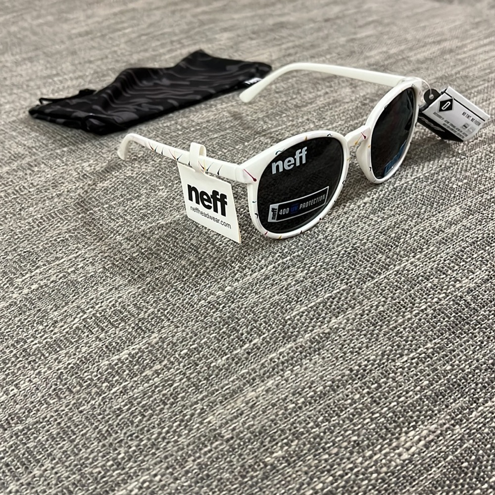 Neff Poppy Sunglasses - Picture 3 of 6
